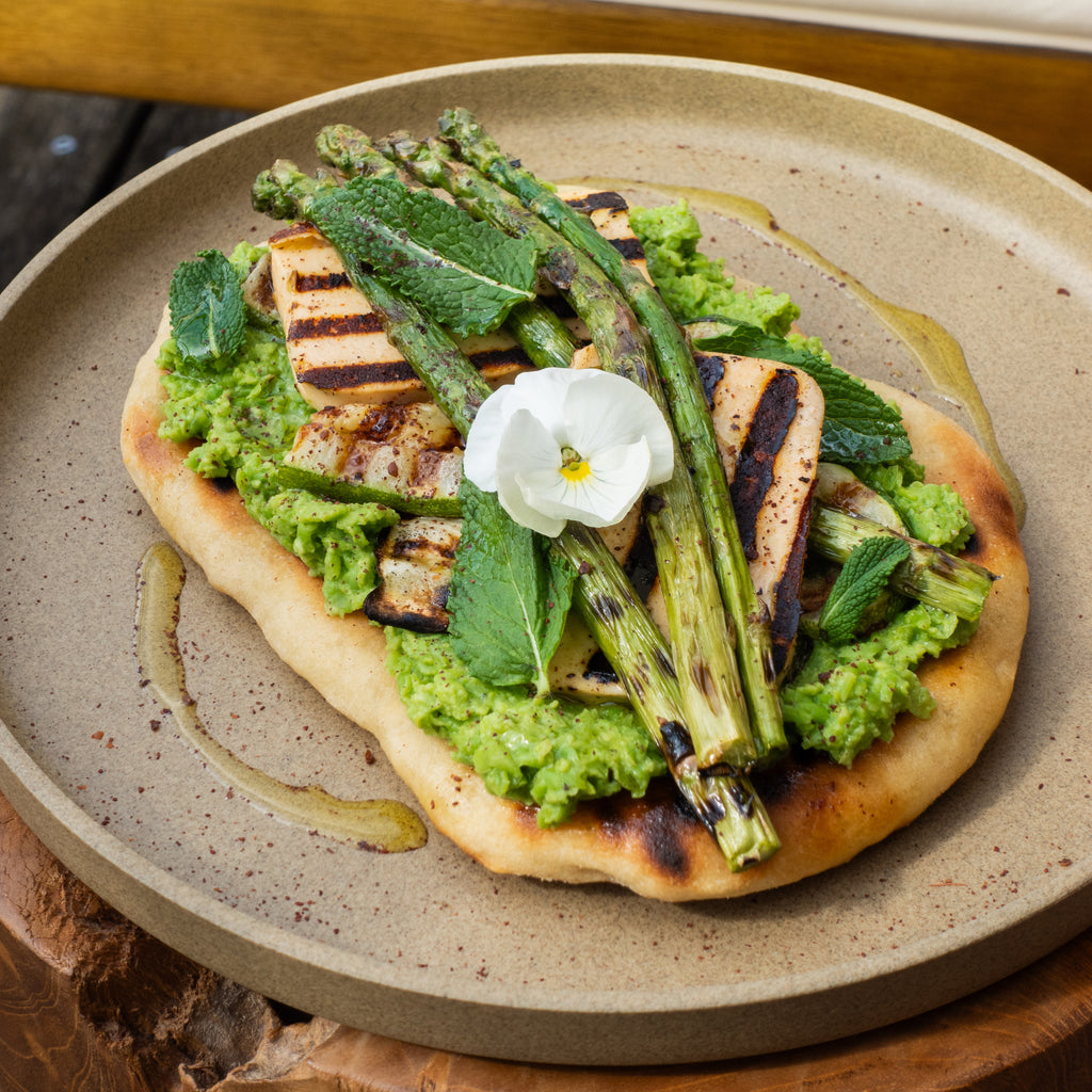 Amalie Sigrids opskrift på grillede fladbrød med ærtepuré, halloumi og grønt