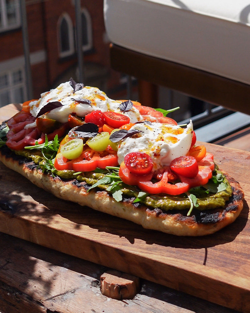 Mad til altanen: Stort grillet hvidløgsfladbrød med burrata, tomater, pesto og limechili-honning