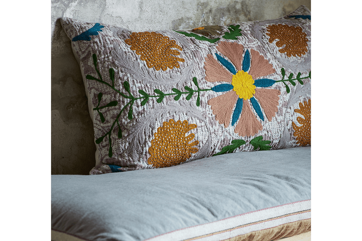 Suzani broderet pudetræk 90 x 50 cm