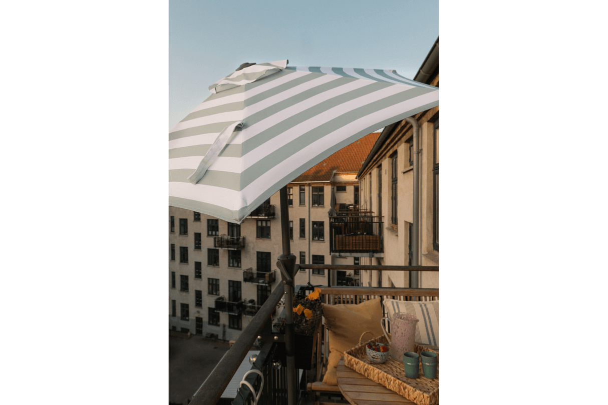 Frida stribet parasol med hejs og knæk Ø160 / Ø200 cm